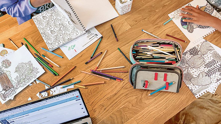 Küchentisch mit Zeichnungen und Stiften
