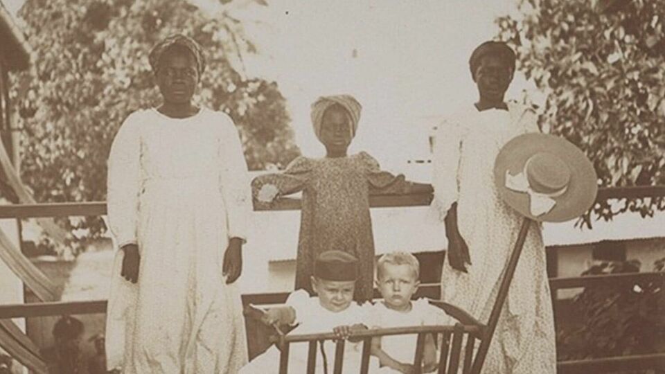 Kindermädchen in Bonaku, Kamerun (BM-Archives E-30.03.035)