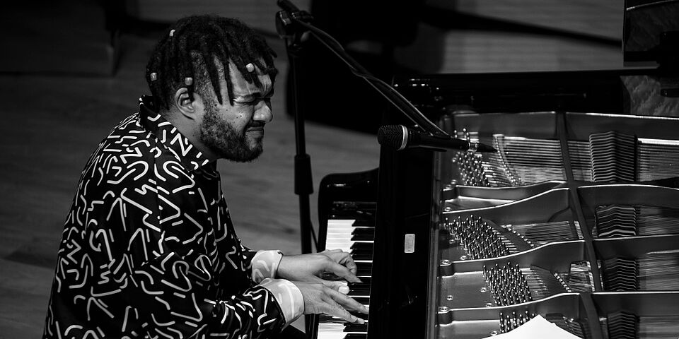 Picture of Bokani Dyer playing the piano