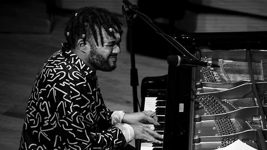 Picture of Bokani Dyer playing the piano