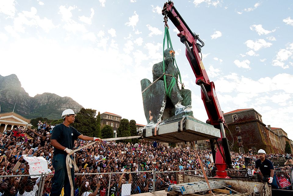 Removal of the Rhodes statue on the campus of UCT on 9 April 2015 (picture: Roger Sedres, UCT)
