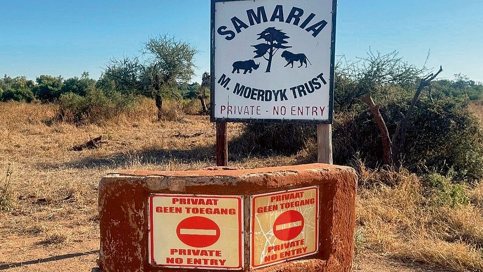 Picture of signboards at entrance to private land within a nature reserve