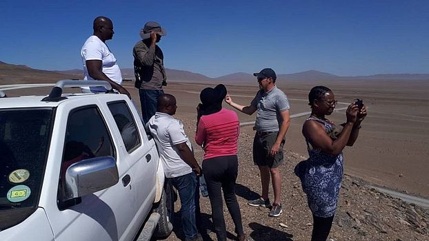 Projektgruppe beim Interview mit namibischem Farmer 