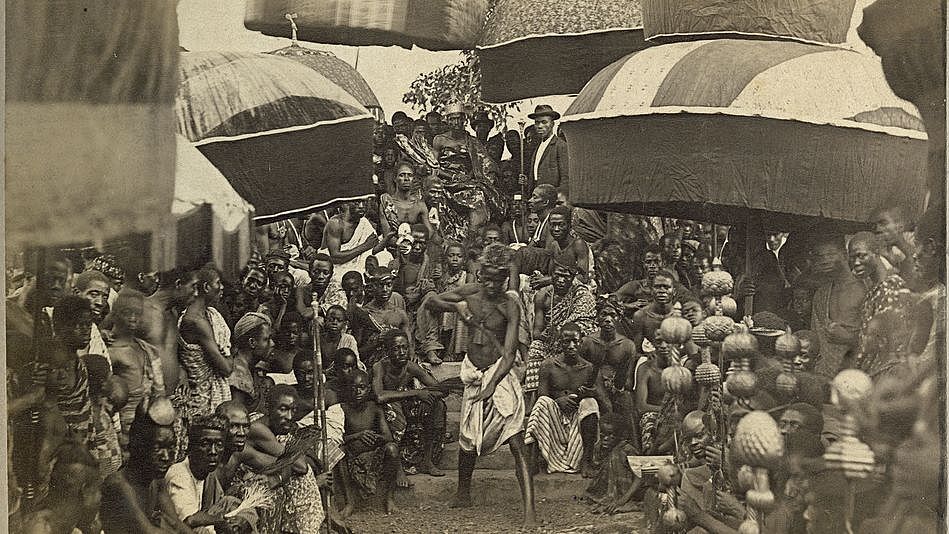 [Translate to English:] Historical picture of the king of Akuapem (Ghana) with his entourage from the Basel Mission Archives