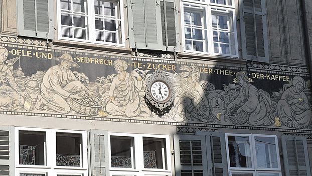 Hausfassade am Spalenberg mit Abbildung von Kolonialwaren