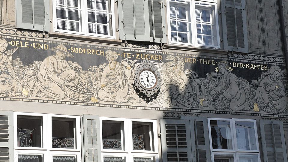 Wandmalerei zum Thema Kolonialhandel an einem Basler Altstadthaus